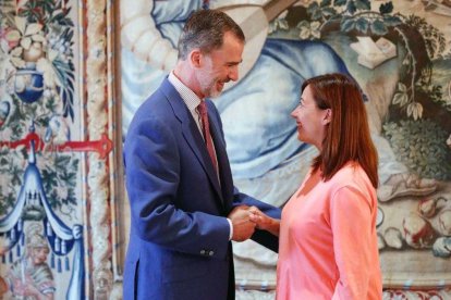 El Rey Felipe, este lunes, recibiendo en audiencia a la presidenta de Baleares, Francina Armengol.