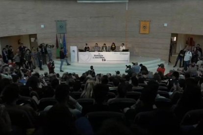 Así estaba el auditorio de la Facultad de Ciencias de la Comunicación.