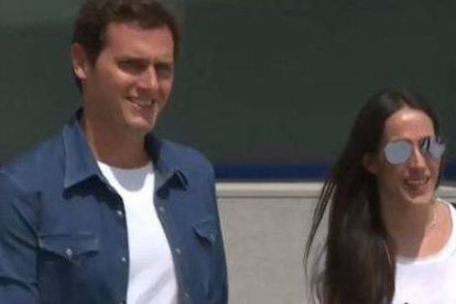 Rivera y Malú se han enfrentado juntos por primera vez a la prensa al salir del hospital.