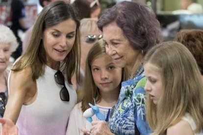 Las Reinas Letizia y Sofía junto a la Infanta Sofía y la Princesa Leonor en Palma.