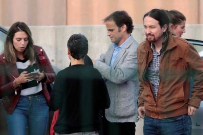 Pablo Iglesias, junto a Lucía Martín (de espaldas) y Jaume Asens, en la prisión de Lladoners.