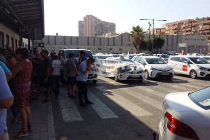 Los taxistas se reunieron en la estación del AVE de Alicante a la espera de noticias.