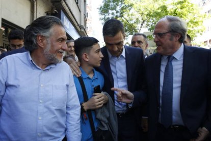 Sánchez durante su paseo por Puente de Vallecas.