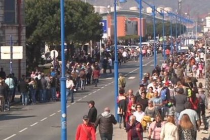 Largas colas en Getxo (Vizcaya) para visitar el portaaviones Juan Carlos I.