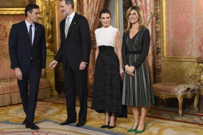 Los Reyes con Pedro Sánchez y su esposa, Begoña Gómez.