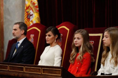 Doña Leonor junto a sus padres y su hermana en el Congreso de los Diputados.