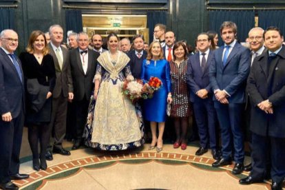 Maria Chaqués con cargos del PP, entre ellos el senador de Rosa y la portavoz en el Ayuntamiento, María José Catalá