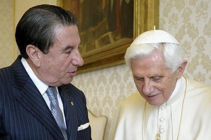 Francisco Vázquez junto a Benedicto XVI.