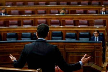 Pedro Sánchez ante Pablo Casado en el Congreso.