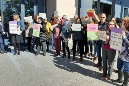 Concentrados en Benidorm contra la política de la consellera Bravo.