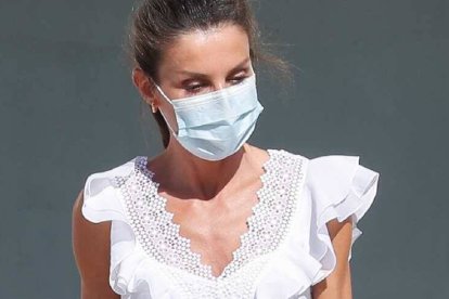 Doña Letizia deslumbró de blanco en Ibiza.