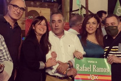 La secretaria, Esther Mendiola, junto a un grupo de afiliados de Vox. Detrás de la chica que lleva el cartel se puede ver al candidato, Rafael Ramos