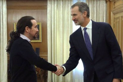 Pablo Iglesias saludando al Rey Felipe