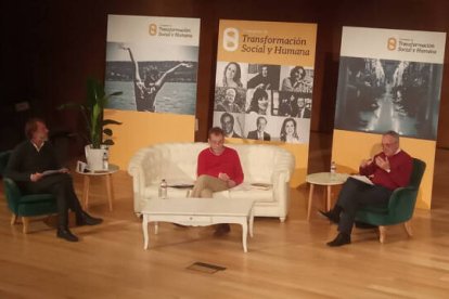 El presentador de esta ponencia, Gines Llorca, junto al escritor Fernando Sánchez Dragó y el periodista Manuel Cerdán / FOTO: O. Avellán