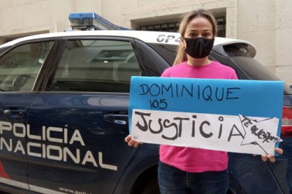 Cristina Sánchez, amiga de la madre de acogida de Dominique, en las puertas de la Audiencia Provincial de Alicante / FOTO: O. Avellán