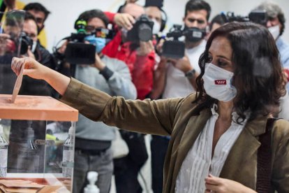 Isabel Díaz Ayuso depositando su voto.