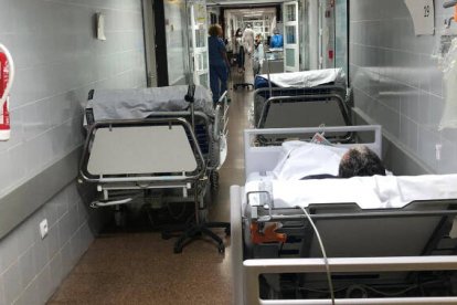 Colapso en las urgencias del hospital de Alzira: Los pacientes en los pasillos