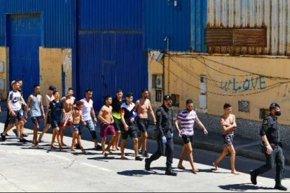 Decenas de menores entrando en Ceuta.