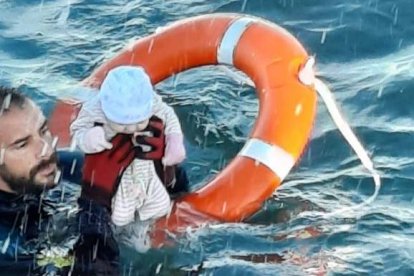 Un agente rescata a un bebé de las aguas.