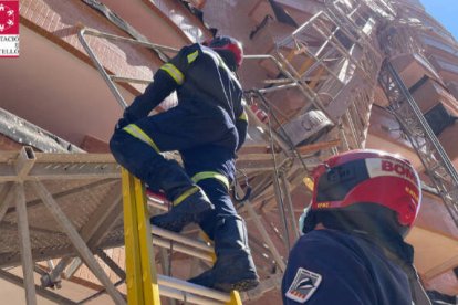 Espectacular rescate de cuatro trabajadores desde el piso 11 de un edificio