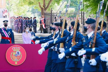 El Rey presidiendo el pequeño desfile celebrado en el madrileño paseo del Prado