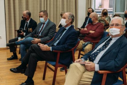 Francisco Camps y Jorge Alarte, en la inauguración de la exposición de HNME dedicada al Rey Felipe VI