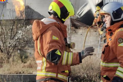 Declarado un incendio industrial en una empresa de aerosoles en Náquera