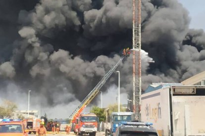 Heroica actuación acaba con tres bomberos intoxicados en Riba-Roja