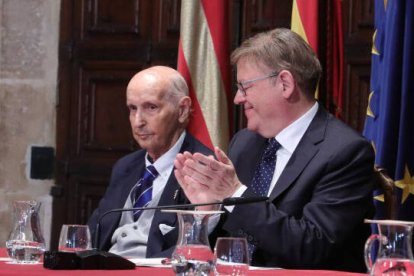 El presidente del Consell Valencià de Cultura, Santiago Grisolía y el presidente de la Generalitat, Ximo Puig.