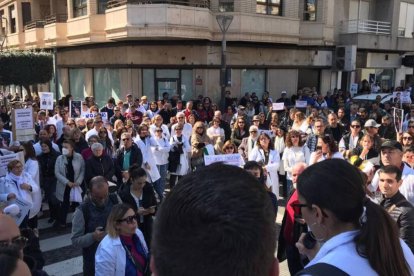 Manifestación de personal sanitario y pacientes contra la gestión del Departamento de Salud de Torrevieja.