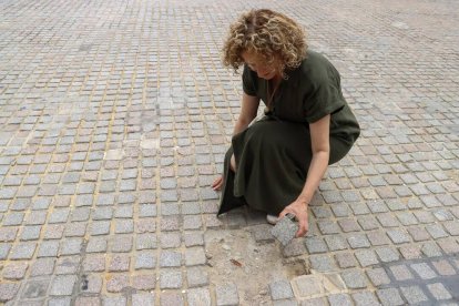 Amparo Folgado, alcaldesa de Torrent, señalando uno de los desperfectos actuales de la plaza de la Torre - AJUNTAMENT DE TORRENT