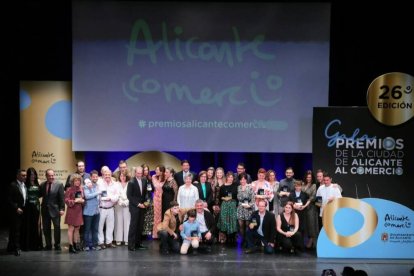 Foto de Familia de los premiados en la XXVI Gala del Comercio en Alicante