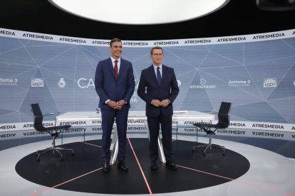 Sánchez y Feijóo, posando antes del debate.