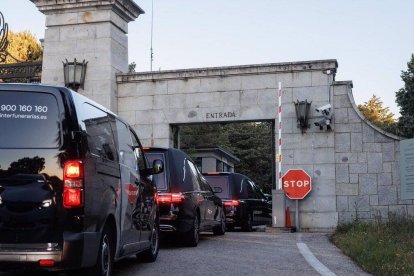 Los coches fúnebres llegan al Valle de los Caídos para el traslado de los restos de Primo de RIvera