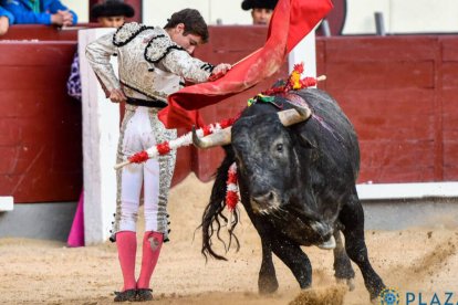 Parejo, en un pase con el que apunta alto