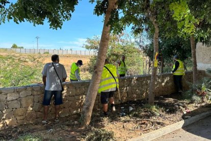 Operarios realizando labores de limpieza