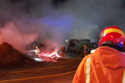 Los Bomberos del Consorcio de Valencia extinguiendo el incendio de Llíria.