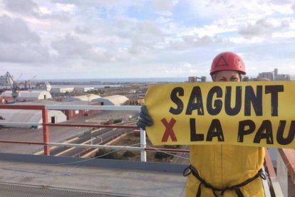 Un activista protesta en el puerto de Sagunto.