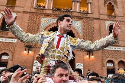 Adrián salió a hombros por la Puerta Grande