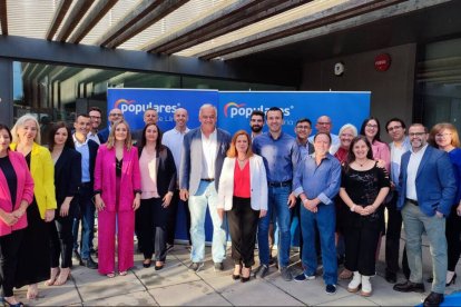 La candidat del PP de Llíria, Reme Mazzolari presenta la candidatura junto a Esteban González Pons y Vicent Mompó.