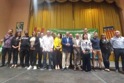 Los miembros de la lista de Vox Llíria junto al candidato a la Generalitat, Carlos Flores, y la diputada autonómica, Mª Ángeles Criado.