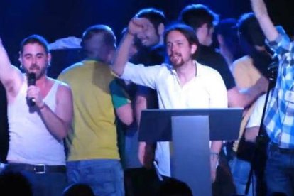 Pablo Iglesias, junto al rapero Pablo Hasel cantando La Internacional en un acto de Podemos.