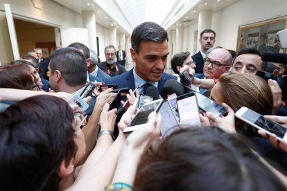 Pedro Sánchez atendiendo a los medios de comunicación.