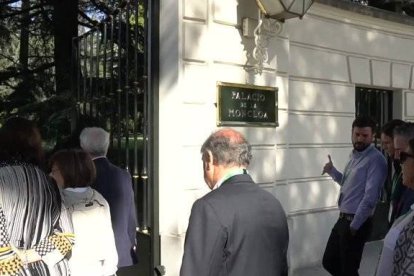 Ciudadanos anónimos entrando este miércoles en el Palacio de La Moncloa, en la jornada de puertas abiertas.