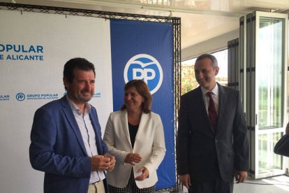 José Císcar, Isabel Bonig y César Sánchez antes de entrar a una reunión de su partido en Alicante.