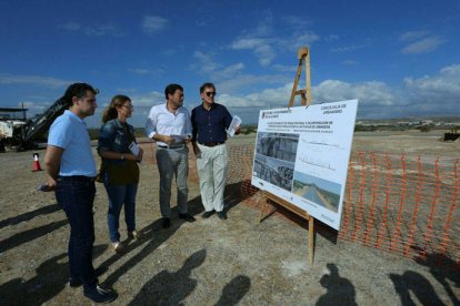 Luis Barcala, Mari Carmen de España e Israel Cortés inspeccionan las obras.