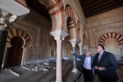 El consejero de Turismo de la Junta, Arturo Bernal, y el director de Medina Azahara, Antonio Vallejo, en el Salon Rico de Medina Azahara.
JUNTA DE ANDALUCÍA
(Foto de ARCHIVO)
22/4/2024