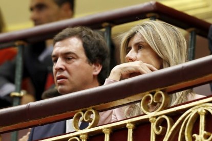 El hermano de Sánchez junto a Begoña Gómez en el Congreso