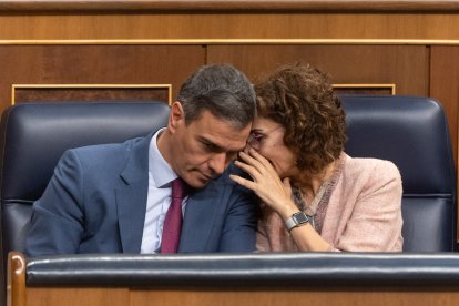 El presidente del Gobierno, Pedro Sánchez y la vicepresidenta primera y ministra de Hacienda, María Jesús Montero.