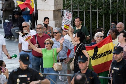 Personas congregadas en las inmediaciones de los juzgados en la comparecencia de Begoña Gómez